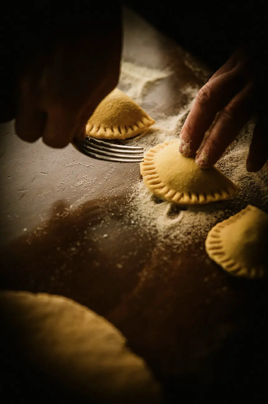 Ravioli chiusi a mano sulla spianatoia